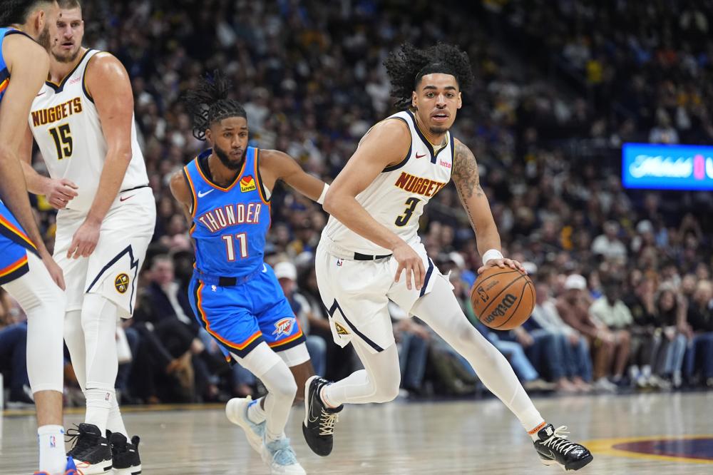 坐在替补席 坐在替补席